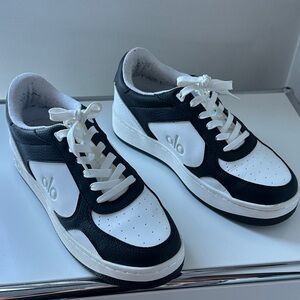 ALO Yoga WOMENS  Classic Black and White Sneakers lightly worn size 10